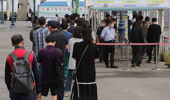 25일 서울역 광장에 마련된 중구 선별검사소에서 시민들이 신종 코로나바이러스 감염증(코로나19) 진단 검사를 받기위해 줄을 서 기다리고 있다. 뉴스1