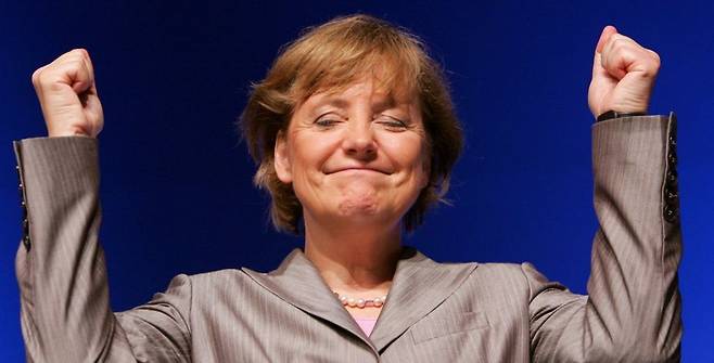 2005년 7월 9일- 메르켈 CDU 당수가 엠덴에서 열린 작센주 기민당 전당대회 도중 연설하고 있다. 그는 총선 승리를 이끌어 독일 사상 첫 여성 총리에 올랐다.게티이미지 자료사진