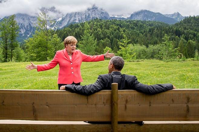 2015년 6월- 메르켈 총리가 독일 남부에서 주요 7개국(G7) 정상회의 도중 버락 오바마 미국 대통령을 상대로 큰 제스처를 취하고 있다. 오바마 대통령은 일년 뒤 퇴임해 “내 대통령 임기를 통틀어 어떤 세계 지도자보다 믿을 만한 파트너였다”고 돌아봤다.게티이미지 자료사진