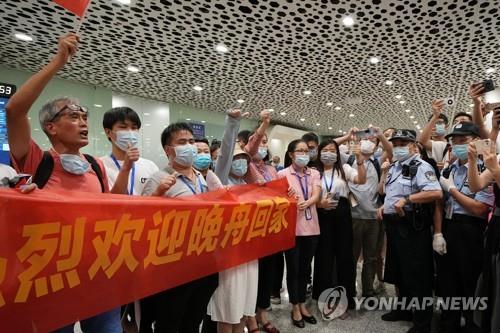 25일 중국 선전의 바오안공항에서 멍완저우를 기다리는 중국 시민들 (로이터=연합뉴스)