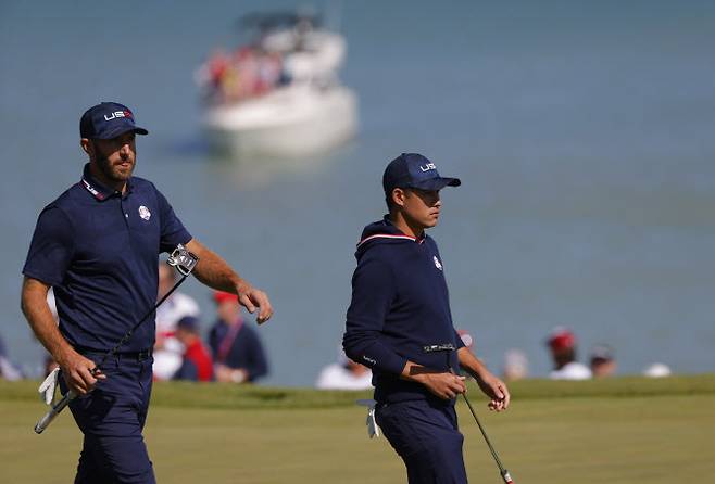 더스틴 존슨(왼쪽)과 콜린 모리카와. (사진=AFPBBNews)