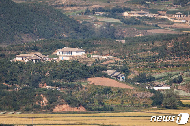 26일 경기 파주 오두산통일전망대에서 바라본 북한 개풍군 마을에 적막이 흐르고 있다. 2021.9.26/뉴스1 © News1 유승관 기자