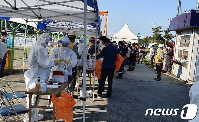 전남 해남군 보건소가 외국인 근로자 대상 코로나19 검사를 하고 있다.(해남군 제공)2021.5.22/뉴스1 © News1