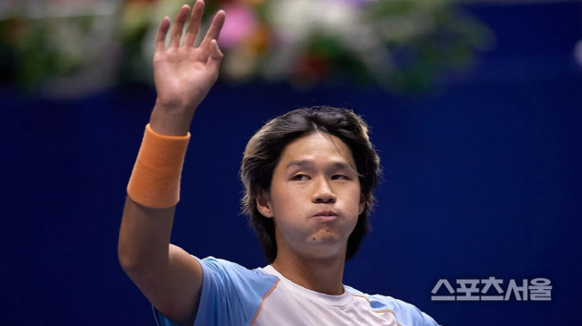 ATP 투어 단식에서 첫 우승을 차지한 권순우가 손을 흔들고 있다. 카자흐스탄테니스연맹 홈페이지 캡처