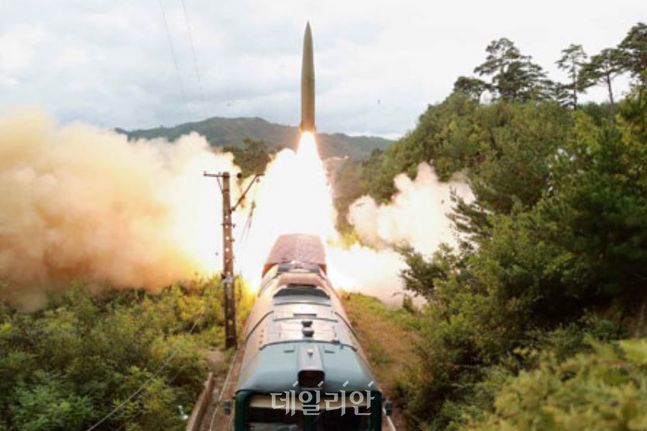 지난 15일 북한의 철도기동미사일연대가 열차에서 유엔 안전보장이사회 결의 위반에 해당하는 탄도미사일을 발사하고 있는 모습 ⓒ노동신문