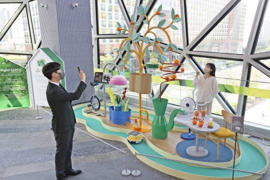 수원 영통구 하동 소재 갤러리아 광교에서 디자인 스튜디오 '길종상가'의 친환경 전시 팝업이 진행되고 있다. 갤러리아백화점 제공