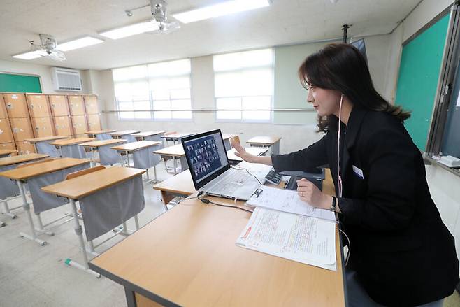 지난 4월 오후 대전괴정고등학교 교실에서 한 선생님이 원격수업을 진행하고 있다. 연합뉴스