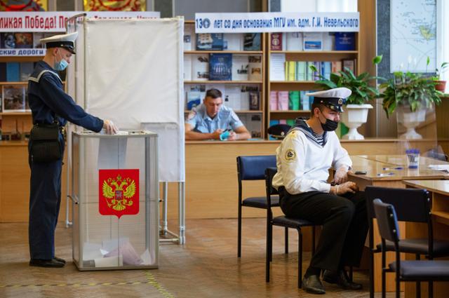 17일 러시아 블라디보스토크의 한 투표소에서 해군 병사들이 차기 하원 의원 선출을 위한 총선 투표를 하고 있다. 로이터 연합뉴스