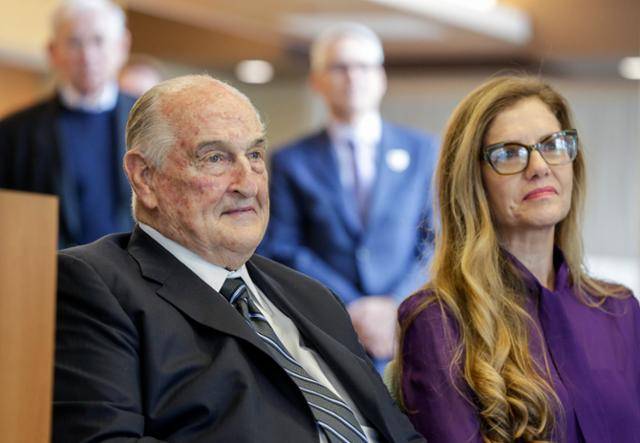 미국의 억만장자 자선가 월터 스콧(앞줄 왼쪽). AP 연합뉴스