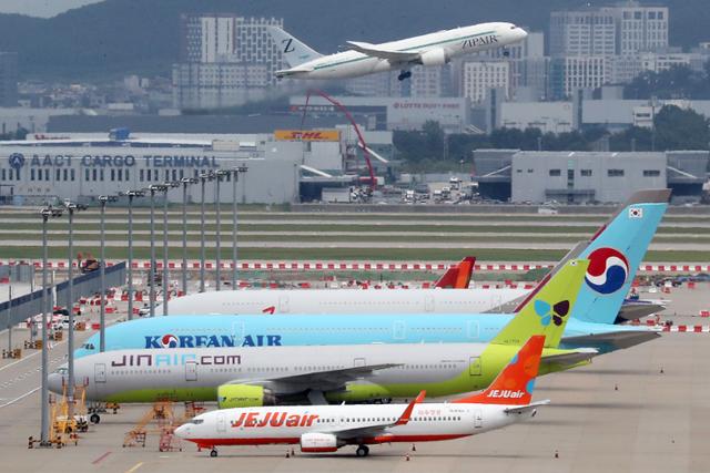 8월 19일 인천국제공항 주기장에 국내 항공사들의 여객기가 세워져 있다. 뉴스1