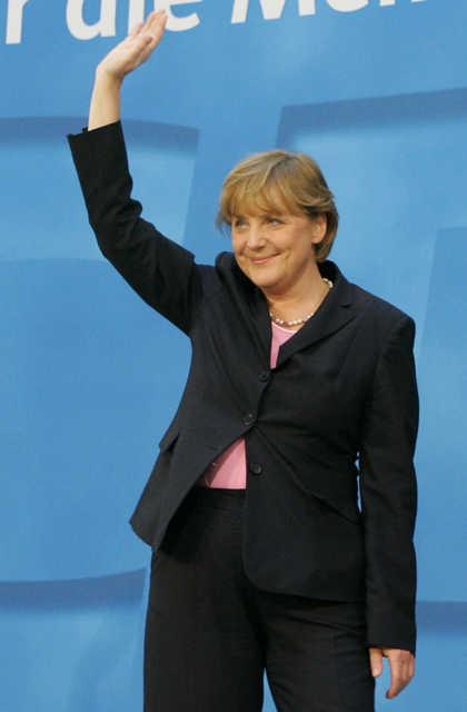2005년 5월 노르트라인베스트팔렌주 선거에서 기독민주당(CDU)이 승리한다는 출구조사 결과가 나오자 당 대표인 앙겔라 메르켈이 기자회견장에서 손을 흔들며 기뻐하고 있다. CDU는 기세를 이어 같은해 9월 연방의원 선거에서도 승리했고, 메르켈은 독일 최초의 여성 총리가 됐다. 베를린=로이터 연합뉴스