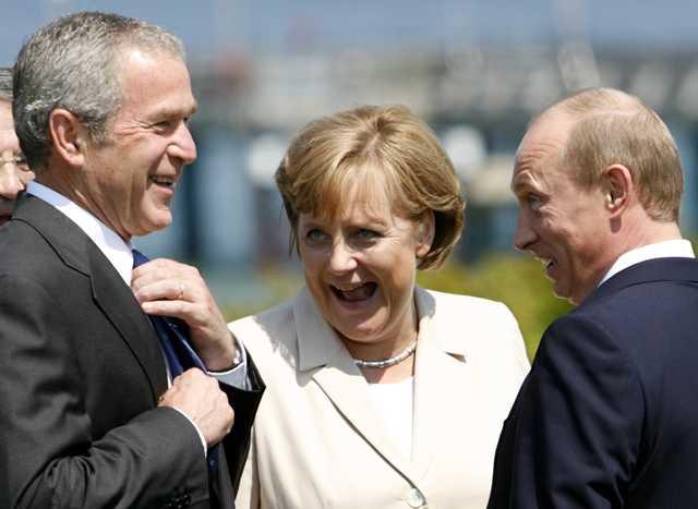 앙겔라 메르켈(가운데) 독일 총리가 2007년 6월 독일 하일리겐담에서 열린 주요 8개국(G8) 정상회의에서 조지 W 부시(왼쪽) 전 미국 대통령, 블라디미르 푸틴 러시아 대통령과 대화를 나누고 있다. 하일리겐담=로이터 연합뉴스