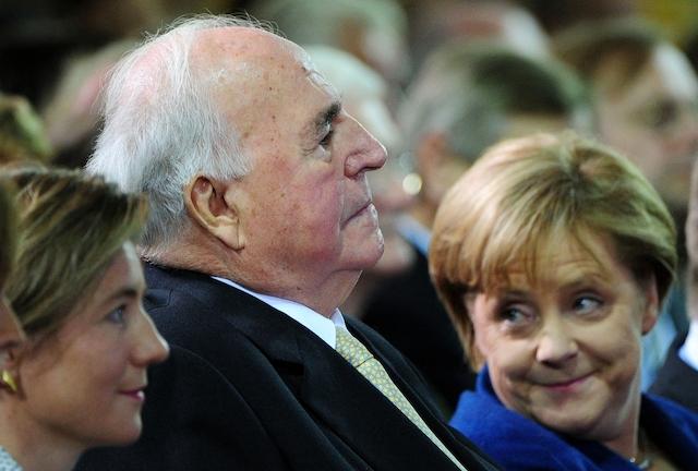 2010년 10월 독일 통일 20주년 기념식에 참석한 앙겔라 메르켈(오른쪽) 독일 총리가 정치적 스승인 헬무트 콜(가운데) 전 독일 총리 옆에 앉아 있다. 베를린=AFP 연합뉴스