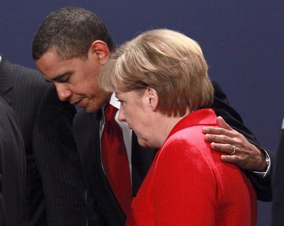 버락 오바마 당시 대통령이 2009년 G20 정상회의장에서 메르켈 총리와 만나 어깨에 손을 올리며 자리를 이동하고 있다. [EPA=연합뉴스]