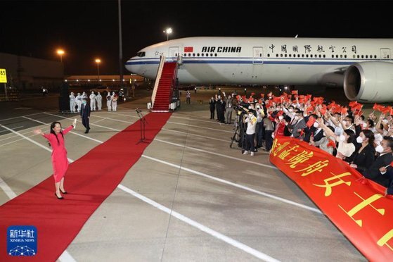 25일 밤 9시 50분(현지시간) 중국 선전 바오안 공항에 중국 정부 전세기가 도착했다. 붉은 드레스를 입은 멍완저우 화웨이 부회장이 레드카펫을 통해 걸어나오고 있다. [신화통신=연합]