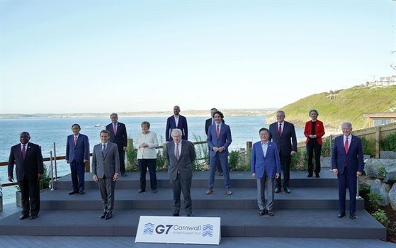 지난 6월 영국에서 열린 G7 정상회의에 참석한 각국 정상들의 단체사진.