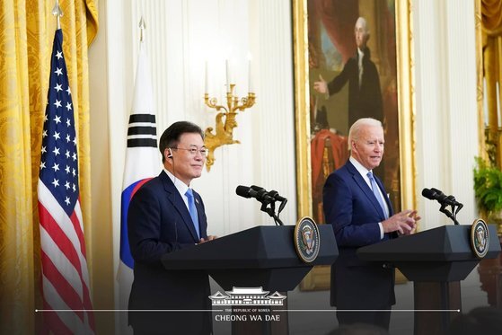 문재인 대통령과 조 바이든 미국 대통령이 지난 5월 21일 오후(현지시간) 한미정상회담 뒤 백악관 이스트룸에서 공동 기자회견을 하는 모습. 청와대. 뉴스1