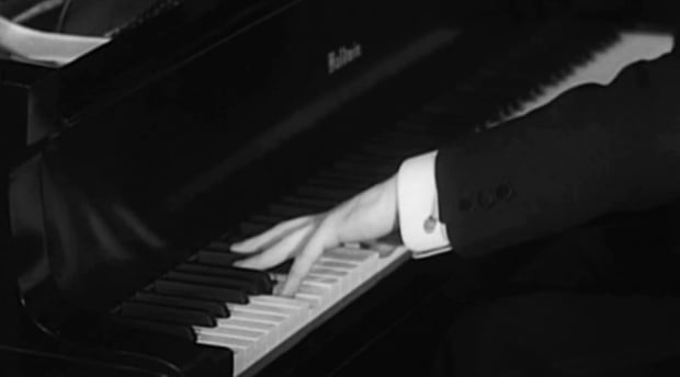 피아니스트 파울 비트겐슈타인(Paul Wittgenstein)이 모리스 라벨(Maurice Joseph Ravel)의 '왼손을 위한 피아노 협주곡'을 연주하는 모습. 사진 출처=영국 BBC 홈페이지