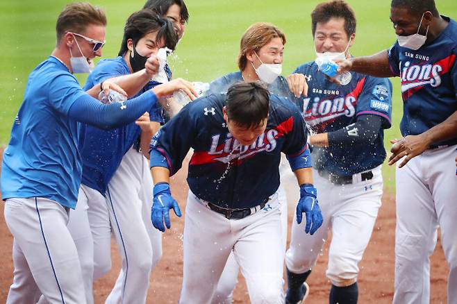 끝내준 이원석…삼성, NC에 1 대 0 승리 프로야구 삼성 선수들이 26일 대구 NC전에서 0-0이던 9회말 2사 2루에서 끝내기 안타를 친 이원석(가운데)에게 물을 쏟으며 축하하고 있다. 연합뉴스