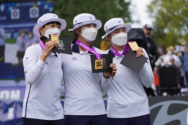 2020 도쿄 올림픽 여자 양궁 단체전 금메달리스트 안산, 장민희, 강채영(왼쪽부터)이 25일 미국 사우스다코타주 양크턴에서 열린 2021 세계선수권대회에서도 여자 단체전 우승을 차지한 뒤 금메달을 들어보이고 있다. 대한양궁협회 제공