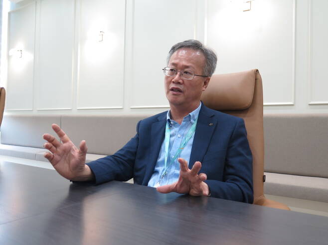 Jung Byung-gi, vice president and head of command, control, communication and intelligence business at LIG Nex1 explains the firm’s satellite navigation ambitions in an interview with The Korea Herald at the company’s research and development center in Pangyo, Gyeonggi Province. (LIG Nex1)