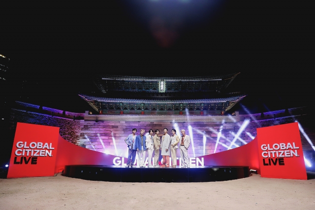 그룹 방탄소년단(BTS)이 서울 숭례문 앞에 마련된 '글로벌 시티즌 라이브 2021' 무대에서 포즈를 취하고 있다. 빅히트 뮤직 제공