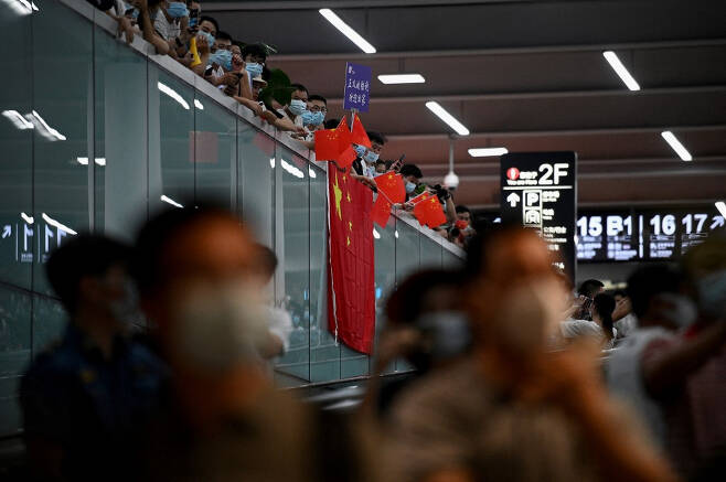 25일(현지시간) 중국 시민들이 선전 바오안 국제공항에서 멍완저우 부회장의 귀국을 기다리고 있다./사진=AFP
