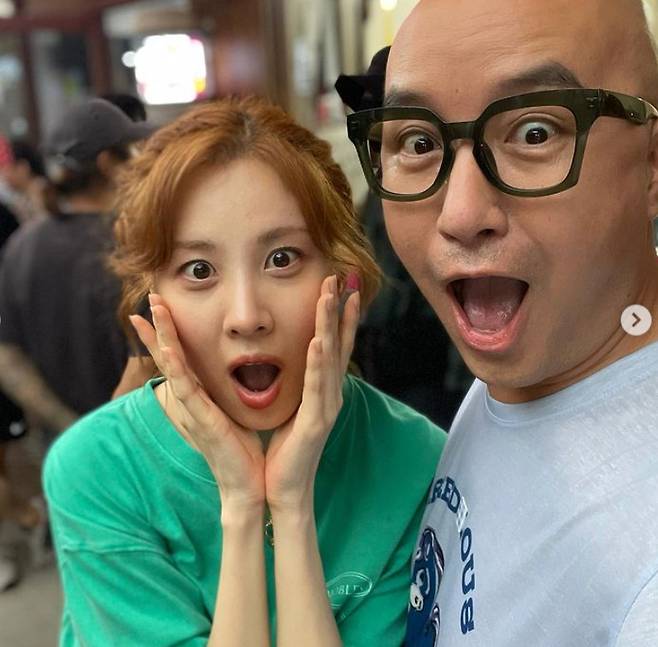 Broadcaster Hong Seok-cheon has revealed his affection for Seahoun.Hong Seok-cheon posted a picture on his personal Instagram on September 26 with an article entitled No look, no angle, any look is beautiful and lovely Seahuun is really nice and polite and I am usually a gel atmosphere maker on the set, and from the moment Seahun appeared, I just shuffle the staff laughing.In the open photo, Hong Seok-cheon is taking a selfie with Seohyun affectionately. The affectionate figure of the two gives a feeling of joy.Hong Seok-cheon said: Seohyun admitted that brother lost.Lets happily take a good drama. Expect Jinxs Couple #Girls Generation # Actor #Seohyun .Meanwhile, Hong Seok-cheon and Seahoun co-star in the new drama Jinxs Couple.