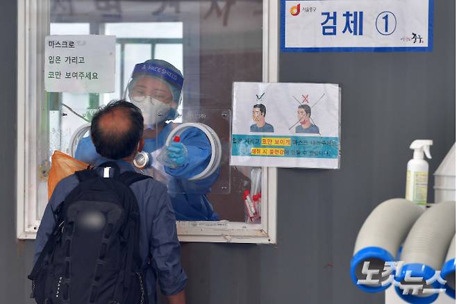 임시선별검사소를 찾은 시민들이 검사를 받고 있다. 박종민 기자