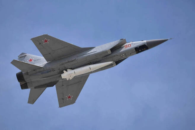 러시아 공군 MIG-31K 전투기가 킨잘 극초음속 순항미사일을 탑재한 채 날아가고 있다. 세계일보 자료사진
