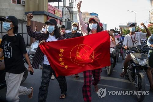 미얀마 만달레이 거리서 군부 쿠데타 규탄하는 시위대 [EPA=연합뉴스 자료사진]
