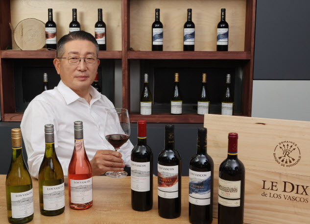 김일주 드링크인터내셔널 대표이사 회장이 도맨 바롱 드 로칠드 라피트(DBR Lafite) 칠레 와인 ‘로스 바스코스(Los Vascos)’ 7종을 소개하고 있다.(사진=인터리커)