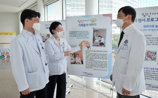 의료진들이 소아청소년 완화의료 바로 알기 캠페인에서 전시를 관람하고 있다.