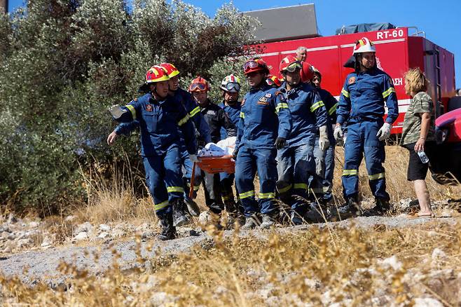 27일(현지시간) 그리스 크레타섬 아르칼로코리 지역 소방관들이 부상자들을 호송하고 있다. 이날 크레타 지역에는 규모 5.8의 강진이 발생했다.(사진=로이터)