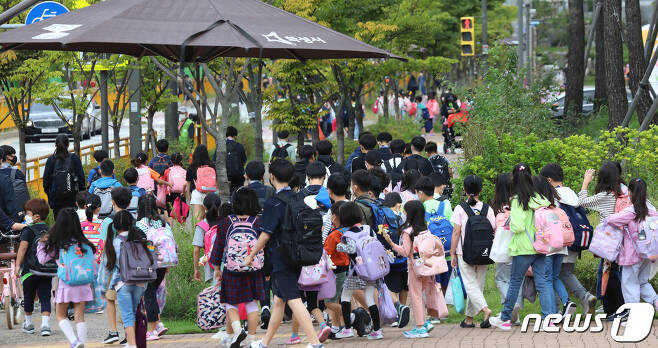 경기도 화성시의 한 초등학교에서 학생들이 등교를 하고 있다. 뉴스1(DB)© News1