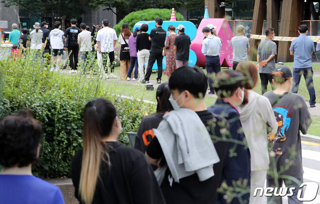 27일 오전 서울 송파구보건소에서 시민들이 코로나19 검사를 위해 대기하고 있다. 2021.9.27/뉴스1 © News1 조태형 기자