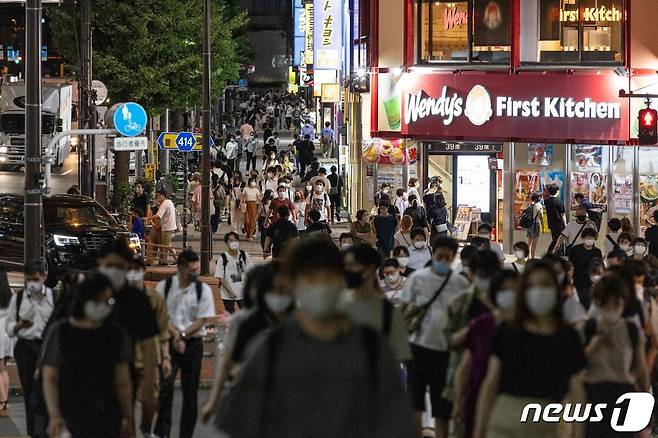 일본 수도 도쿄 신주쿠에 마스크를 쓴 시민들이 걸어가고 있다. © AFP=뉴스1