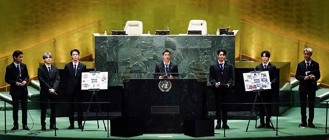 [유엔도 환영하는 BTS] 지난 20일 미국 뉴욕 유엔본부에서 열린 SDG Moment(지속가능발전목표 고위급회의)에서 방탄소년단이 발언하는 모습. /뉴시스