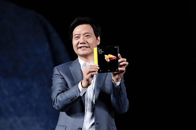 레이쥔 샤오미 최고경영자(CEO)가 2021년 8월 10일 자사 스마트폰 신제품을 소개하고 있는 모습. /샤오미