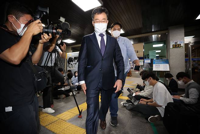 경기 성남시 대장동 개발사업에서 특혜를 받은 의혹이 제기된 화천대유자산관리(화천대유)의 최대 주주 김만배 씨가 27일 오후 참고인 신분으로 조사를 마치고 서울 용산경찰서를 나서고 있다. /연합뉴스