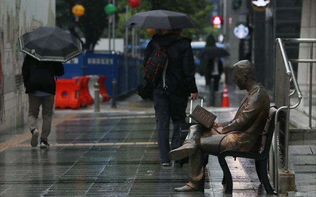 서울 중구 세종대로에서 우산을 쓴 시민들이 바쁘게 걸음을 옮기고 있다. ⓒ데일리안 홍금표 기자