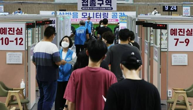 18세에서 49세 사이 연령층 대상 코로나19 백신 접종이 시작된 지난 8월 26일 오전 서울 동작구 사당종합체육관에 마련된 코로나19 예방접종센터에서 시민들이 접종을 받기 위해 줄을 서 있다. 연합뉴스 제공