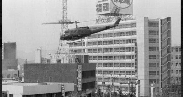 1980년 5·18 민주화운동 당시 광주 상공을 비행하는 계엄군의 UH-1H 헬기. 5·18기념재단 제공