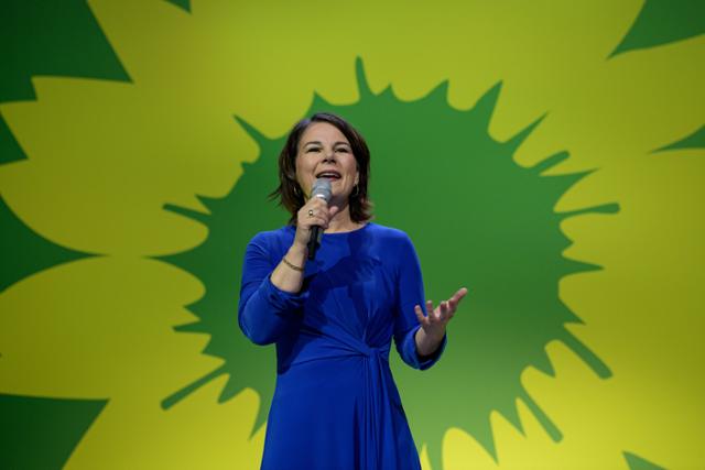 안나레나 배어복 독일 녹색당 총리 후보가 26일 당사에서 총선 결과 관련 연설을 하고 있다. 베를린=EPA 연합뉴스