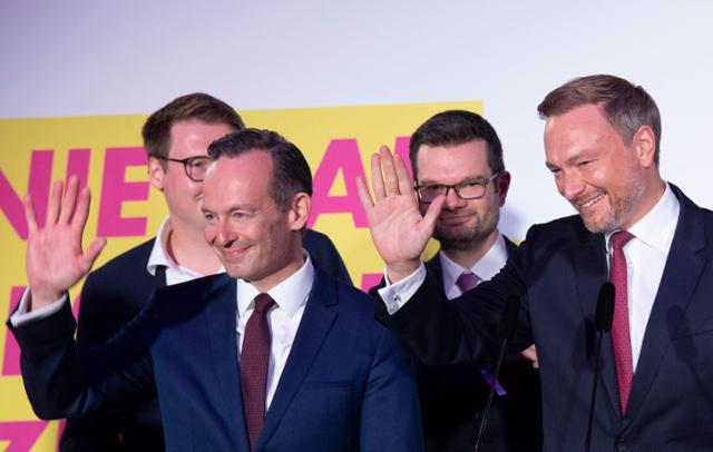 크리스티안 린드너(맨 오른쪽) 독일 자유민주당 대표와 당원들이 26일 베를린 당사에서 지지자들을 향해 손을 흔들고 있다. 베를린=AFP 연합뉴스
