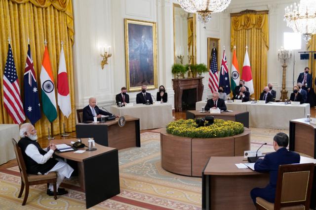 미국, 일본, 호주, 인도의 대중국 견제 협의체인 '쿼드(Quad)' 첫 대면 정상회의가 24일 미국 백악관 이스트룸에서 열리고 있다. 워싱턴=AP 연합뉴스