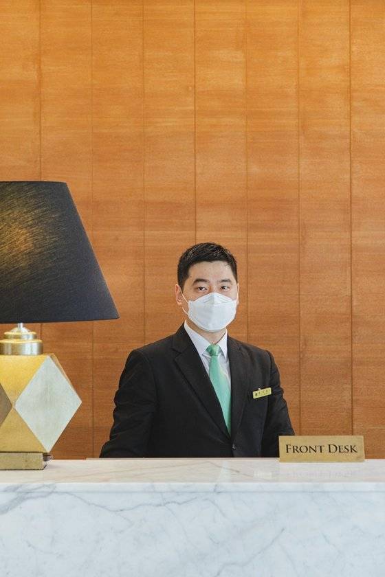 홍인용 지배인이 소중 학생기자단의 프런트 데스크의 역할에 대한 질문에 답했다.