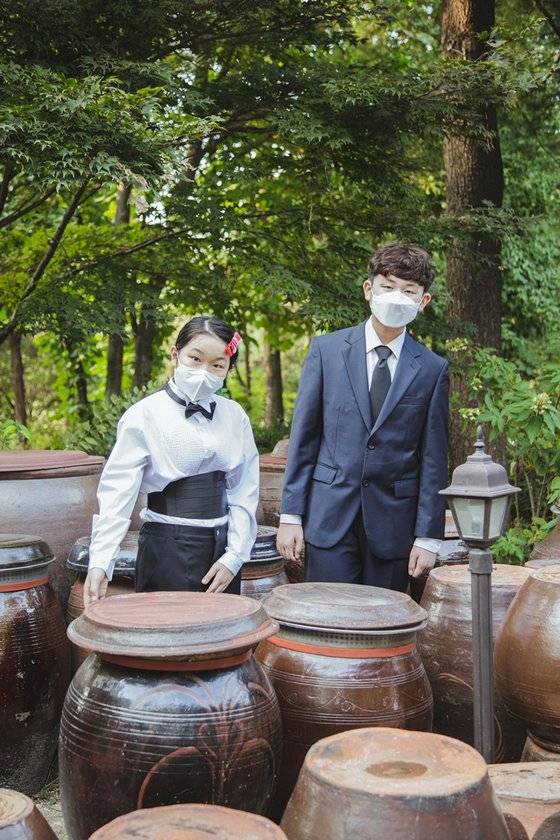 소중 학생기자단이 메이필드 호텔 서울 한정식 레스토랑 '봉래헌'에 있는 장독대에서 호텔 조리 파트의 세계에 대해 알아봤다. 고객을 위해 조리 파트 호텔리어들이 직접 담근 각종 장들이 있는 곳이다.