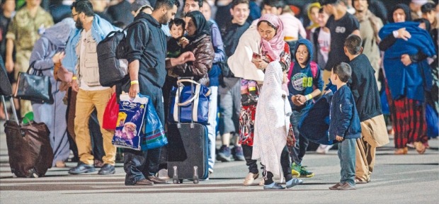 지난달 29일 미국 공군기로 코소보 프리스티나 국제공항에 도착한 아프가니스탄 피난민들이 임시 거주지로 이동하고 있다. 미국은 독일 이탈리아 등에 있는 미군기지에 아프간 피난민을 수용할 계획이다. /AP연합뉴스
