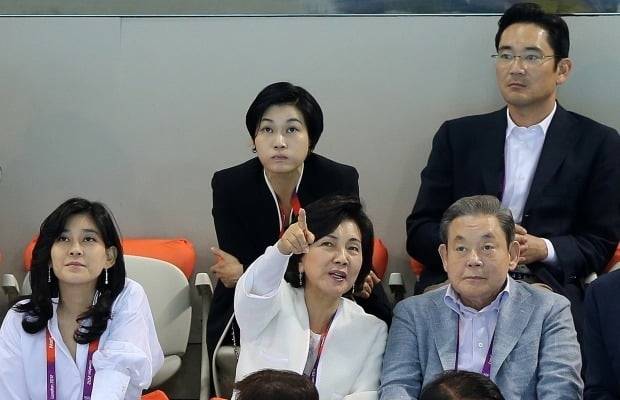 2012년 7월 29일 이건희 회장 가족이 영국 런던 올림픽파크의 아쿠아틱스 센터에서 열린 2012 런던올림픽 남자 자유형 400m 결승을 참관하고 있는 모습.(사진=연합뉴스)